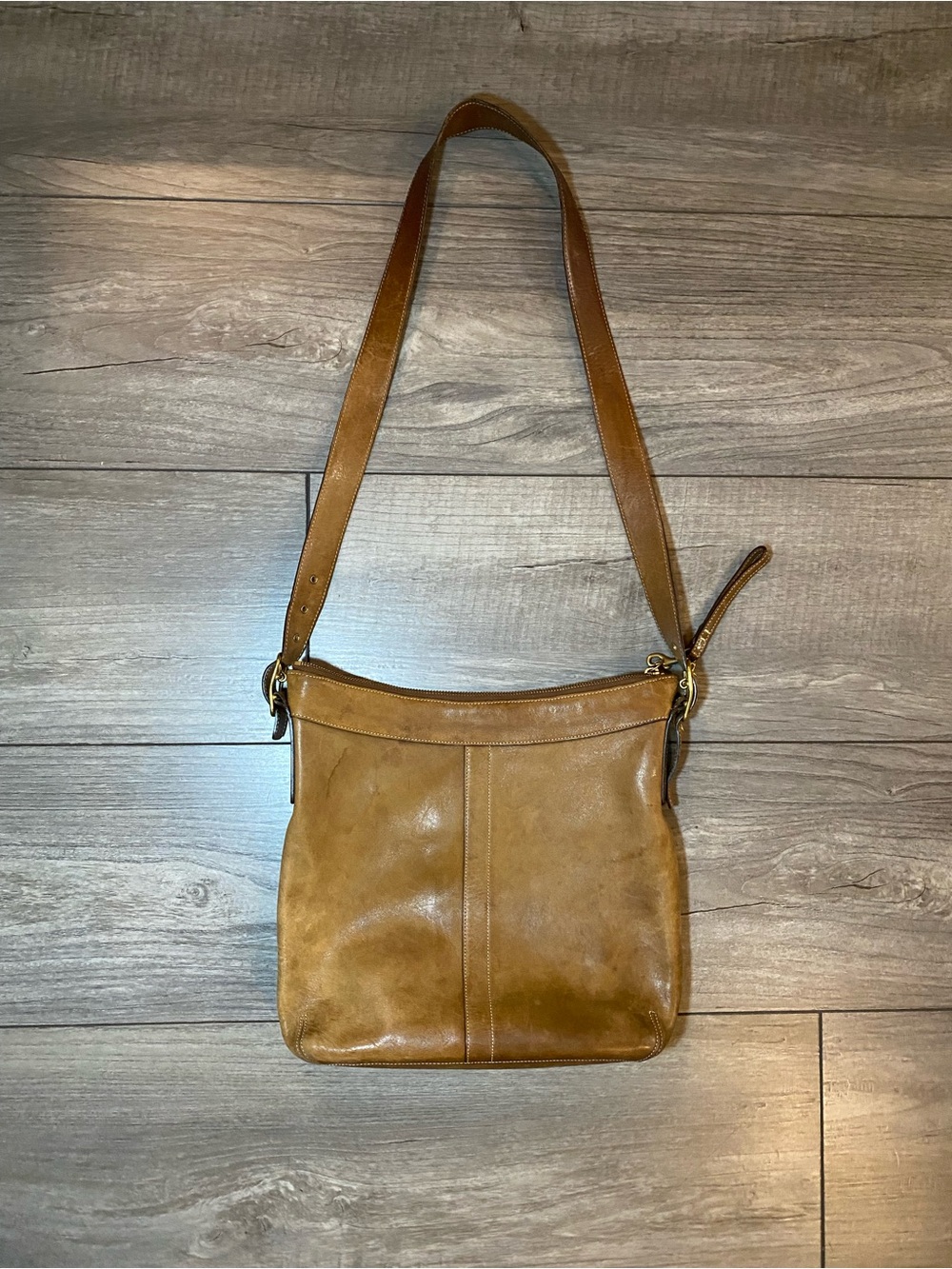 VGUC True Vintage Coach Legacy 9325 Leather Slim Crossbody Slim Duffle Tan